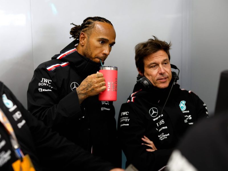 Formel 1: Lewis Hamilton im Gespräch mit Toto Wolff.