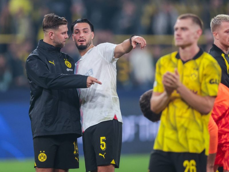 Bei Borussia Dortmund diskutieren Niclas Füllkrug und Ramy Bensebaini.