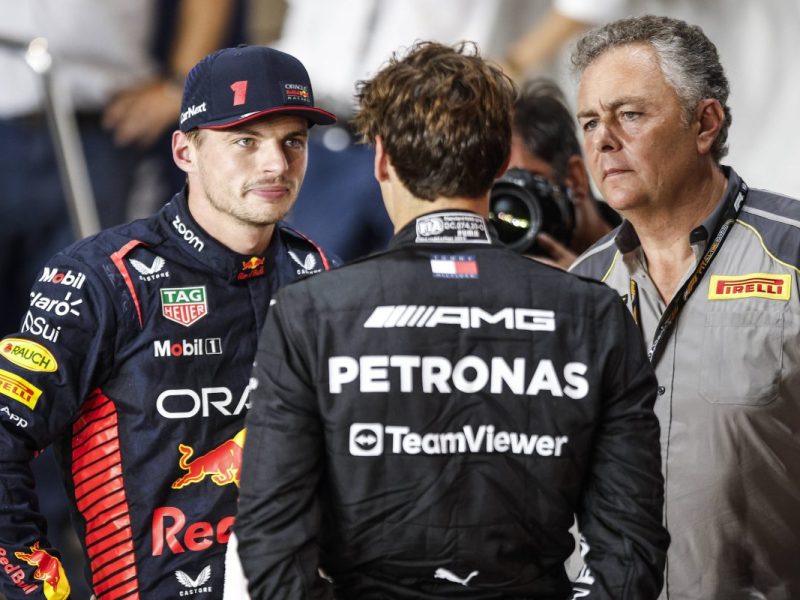 Formel-1-Stars im ernsten Gespräch: Max Verstappen und George Russell.