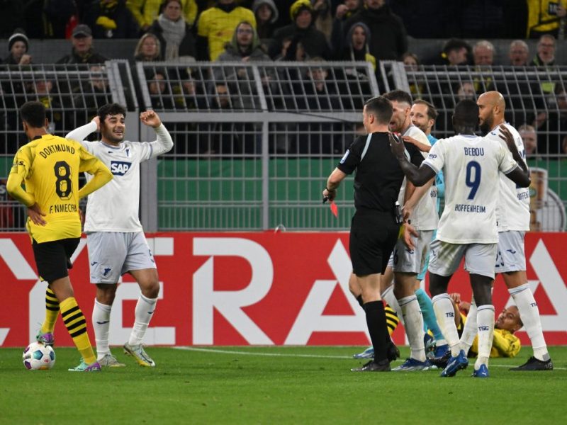 Ozan Kabak kassiert bei Borussia Dortmund - Hoffenheim Rot.