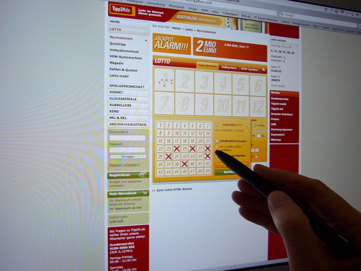 Ein Spieler füllt einen Lottoschein im Internet aus.