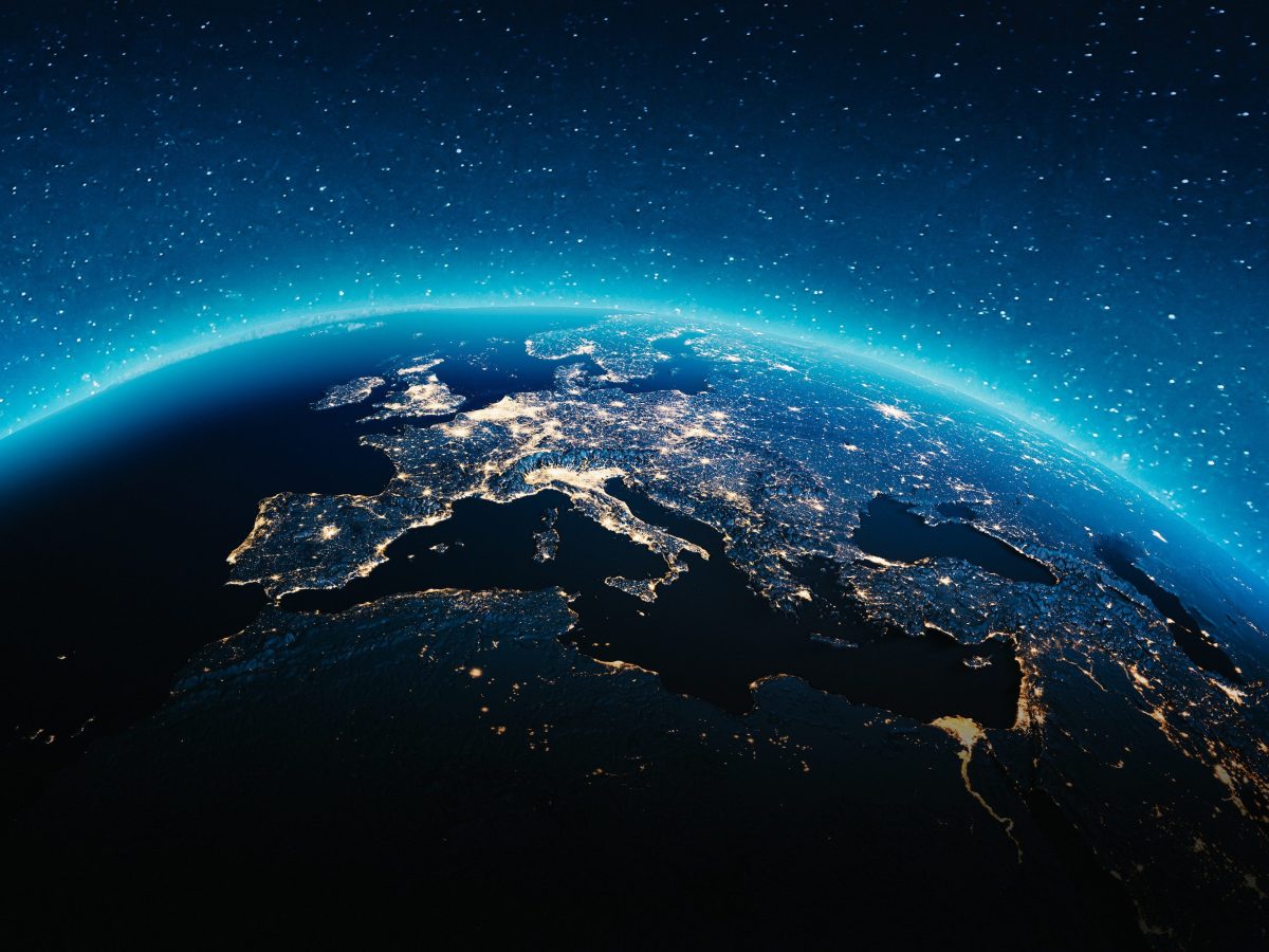 Ein Blick aus dem Weltraum auf die halbe Erdkugel bei Nacht. Europa erleuchtet in Licht.