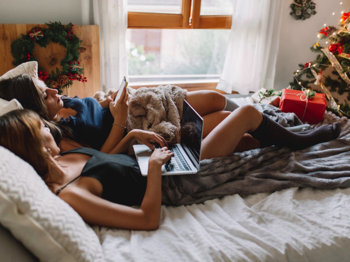 Computer und Handy langsam? CCleaner ist die Lösung für 2 Frauen, die an Weihnachten ihre Geräte optimieren.