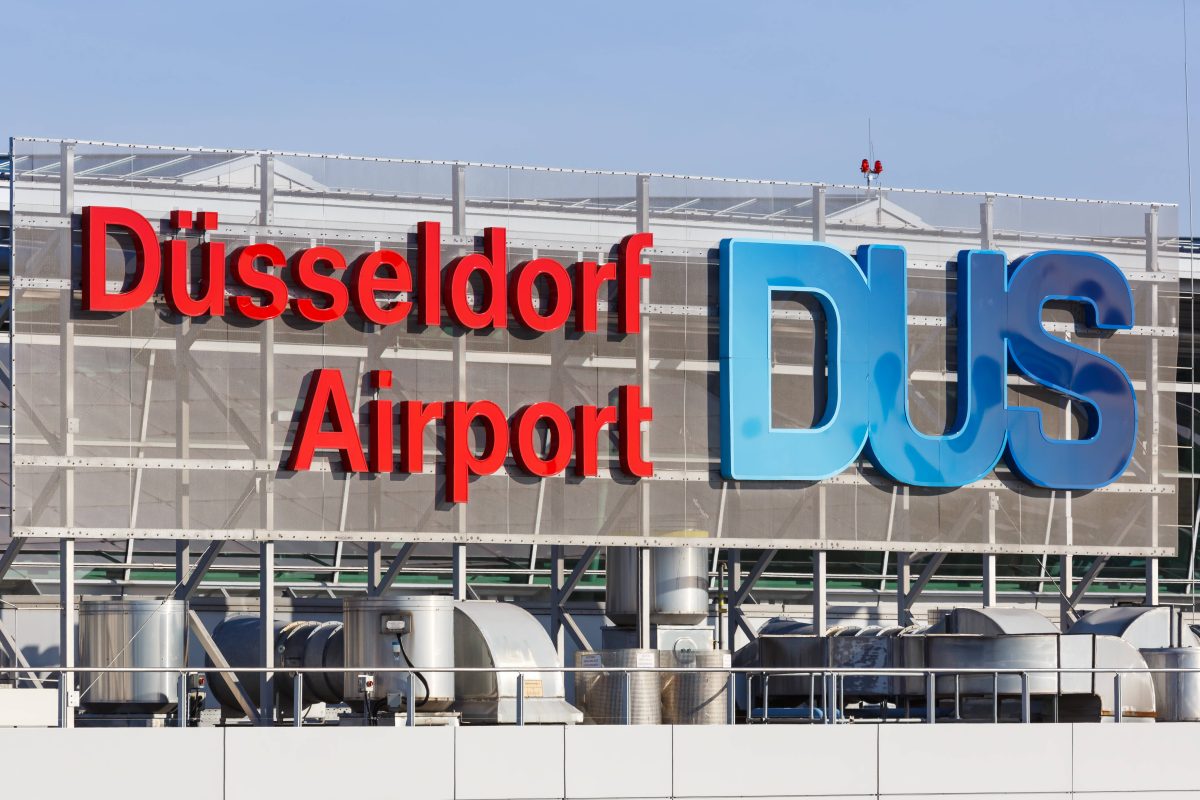 Auf dem Heimweg vom Flughafen Düsseldorf wird Familie mit rührender Szene überrascht.