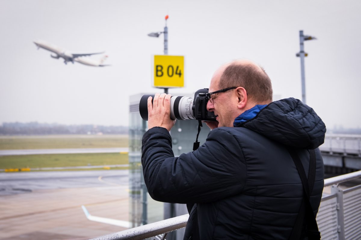 Am Flughafen Düsseldorf haben Flugzeug-Fans durch Geheim-Tipp perfekte Sicht auf die Flugzeuge.