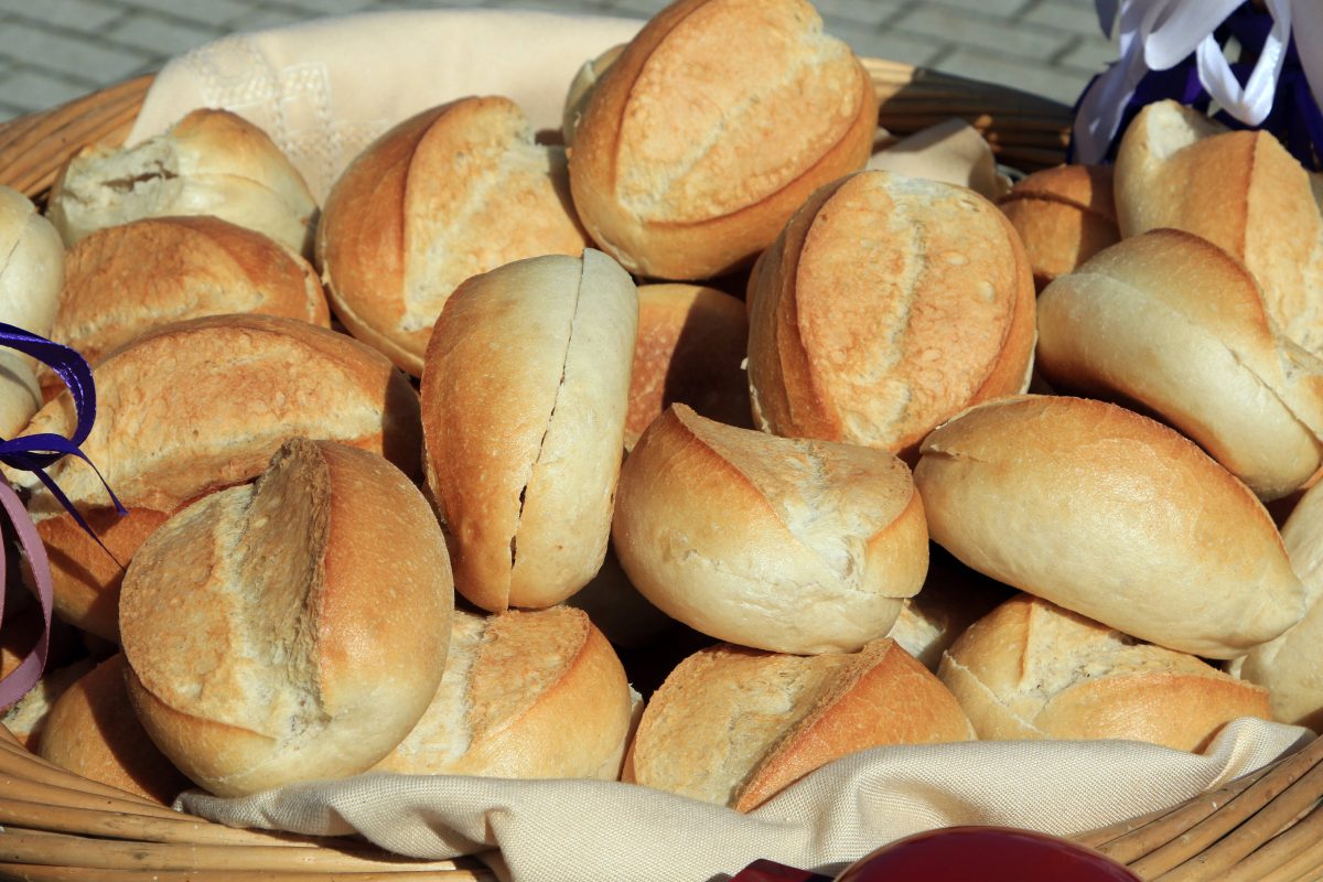 Eine Kundin regt sich tierisch über Bäckereipreise auf.