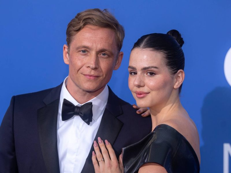 Matthias Schweighöfer im Liebes-Paradies! Warum seine Fans nun DIESE Weihnachtsgrüße lustig finden, erfährst du HIER!