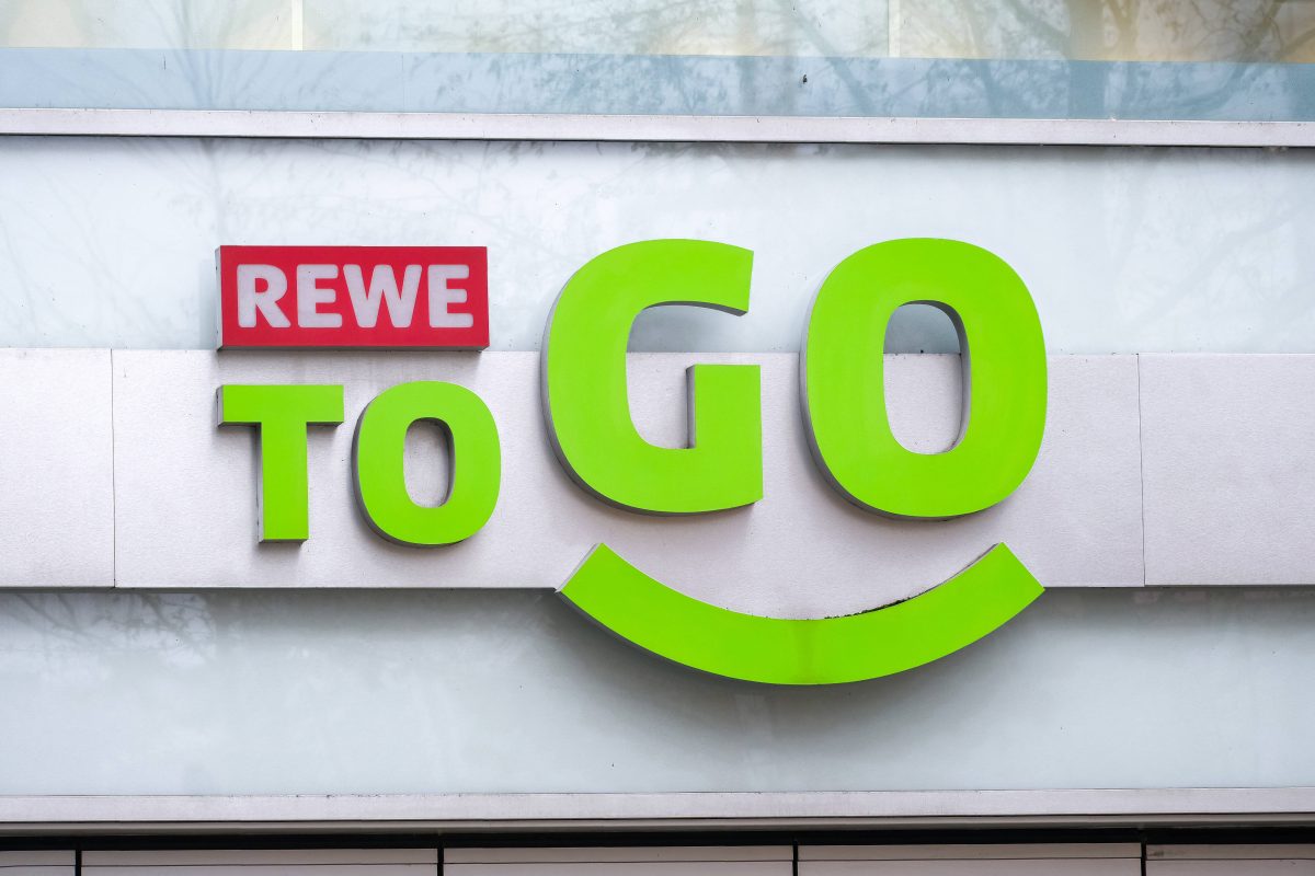 Mit einem Schild ätzt der Supermarkt Rewe gegen ganz bestimmte Kunden.