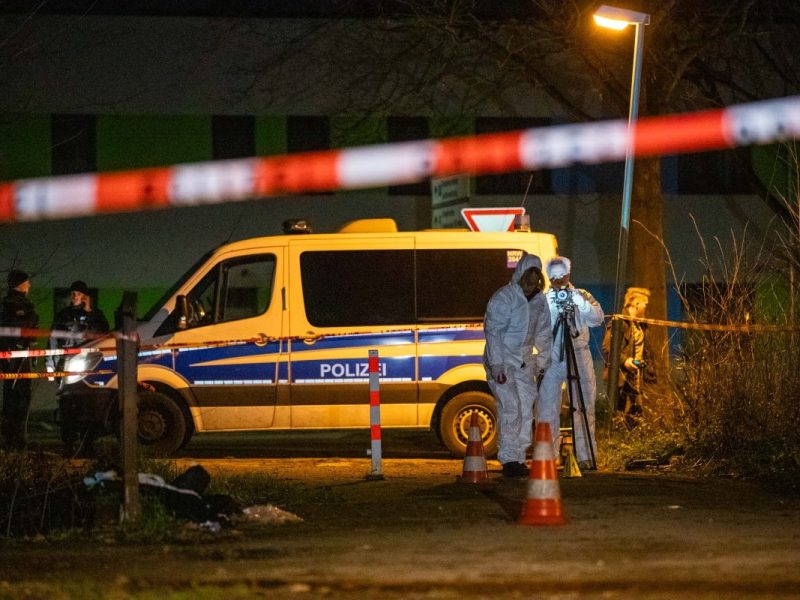 Jogger findet in Duisburg einen lebensgefährlich verletzten Mann.