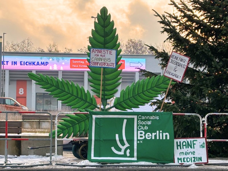 Vor dem SPD-Parteitag demonstrieren Menschen für das Cannabis-Gesetz.