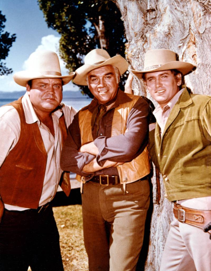 Hoss (Dan Blocker), Ben (Lorne Greene) und Little Joe Cartwright (Michael Landon) aus der Serie ‚Bonanza‘.