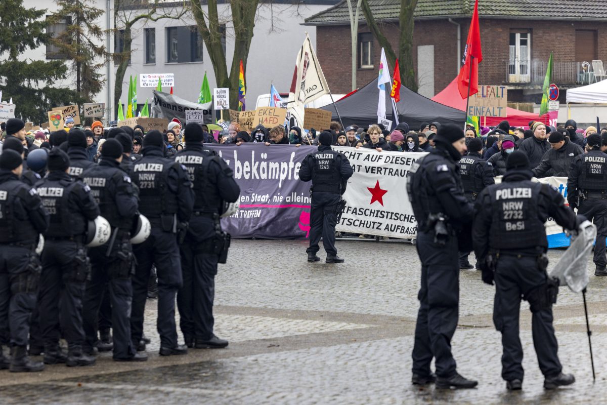 In Duisburg protestieren Tausende gegen einen AfD-Empfang.
