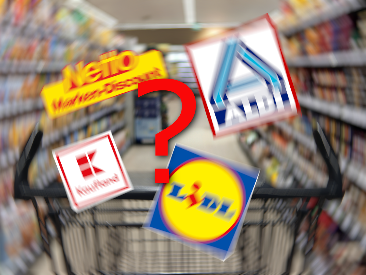 Verschiedene Supermarkt-Logos vor Supermarkt-Hintergrund.