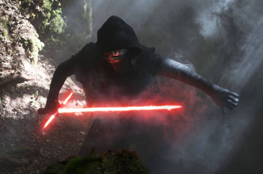 Star Wars Charakter Kylo Ren mit Lichtschwert.