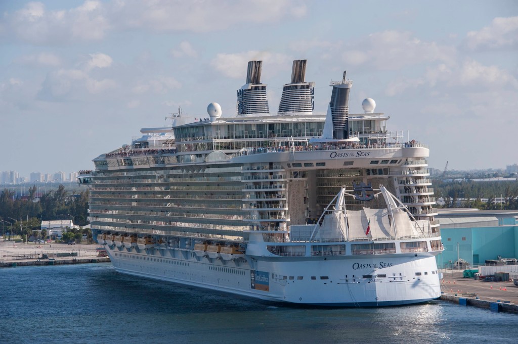 Kreuzfahrtschiff am Hafen.