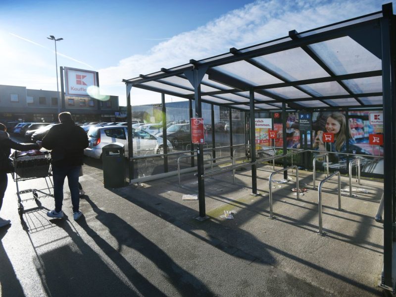Unfassbare Entdeckung! Ein Kunde von Kaufland, Aldi und Co. in Duisburg postet auf Facebook ein pikantes Bild - es sorgt für große Diskussionen.