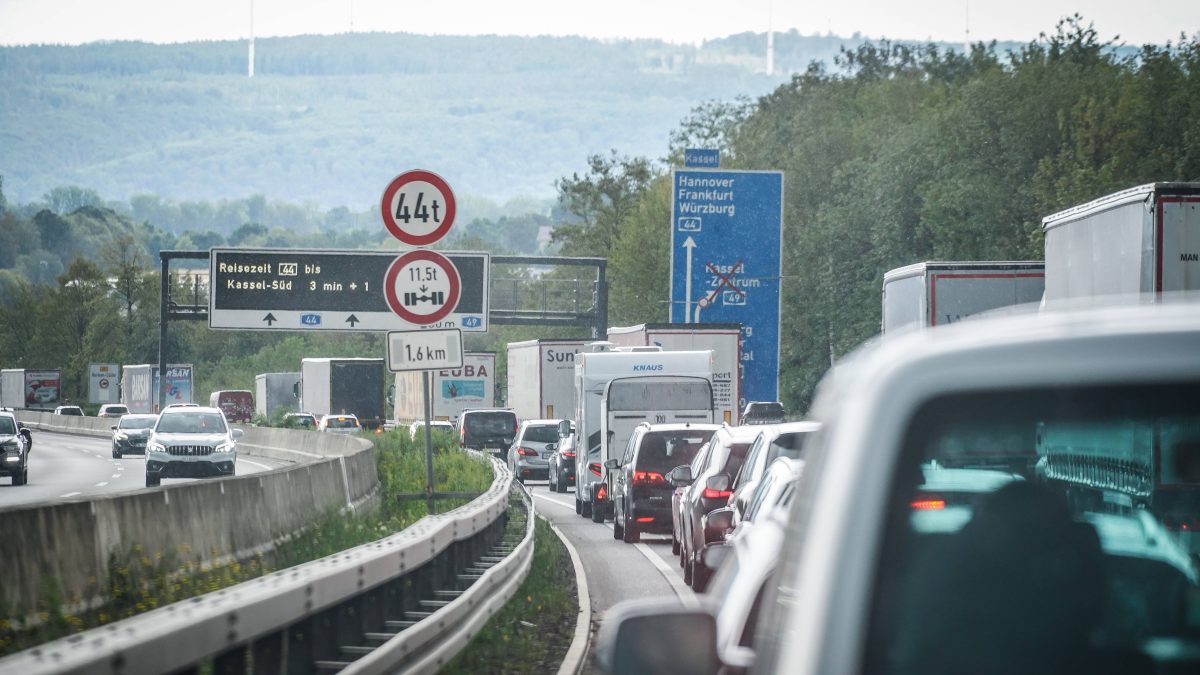 Beim Autofahren auf der Autobahnen droht Bußgeld.