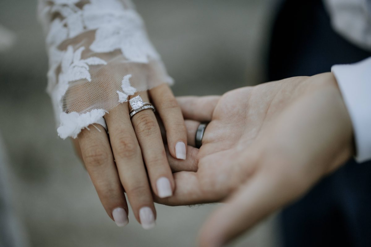 Braut verlangt Eintritt für ihre Hochzeit.