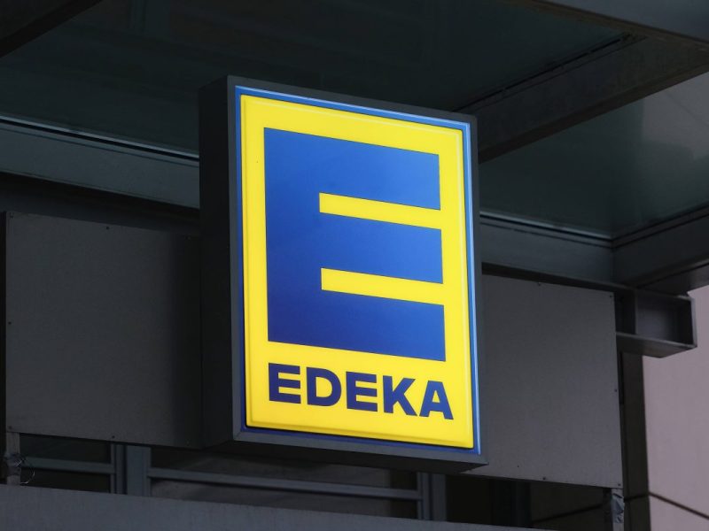 Eine Frau aus den USA ist überrascht von den Produkten bei Edeka.