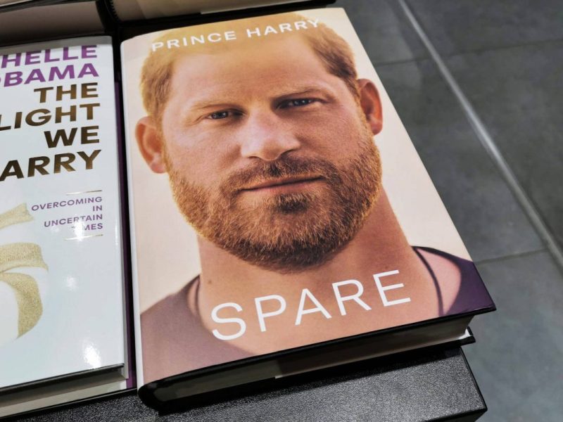 Sein Buch brach Rekorde an der Kasse, doch sind sich Kritiker sicher: Prinz Harry hat DAMIT alles verloren.