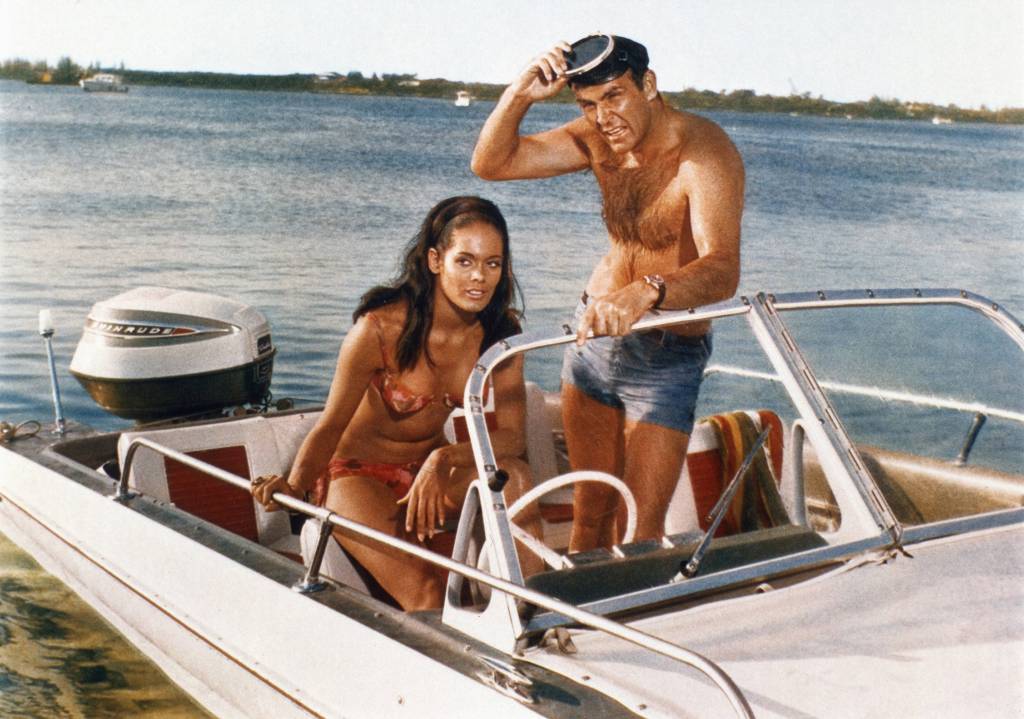 James Bond und Bond-Girl im Boot.