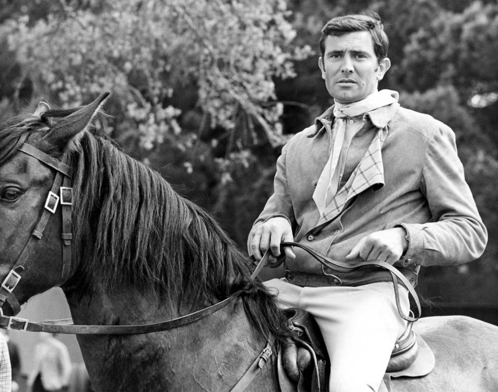 George Lazenby auf einem Pferd.