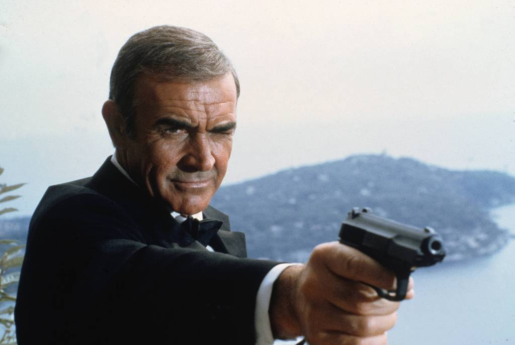 James Bond Darsteller Sean Connery mit Pistole.