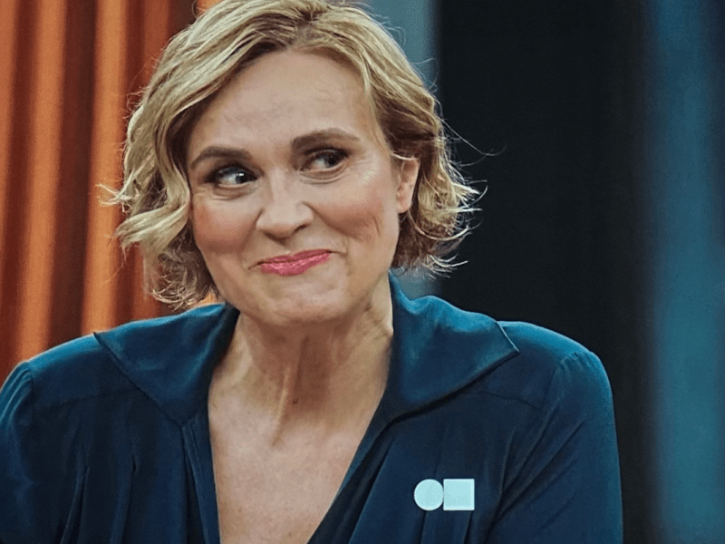 ARD-Talkerin Miosga und ihr Logo.