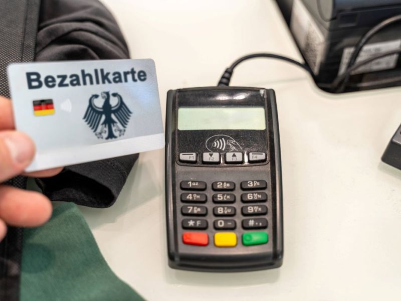 Bürgergeld-Bezieher sollen teilweise nur mit Gutscheinen zahlen können.