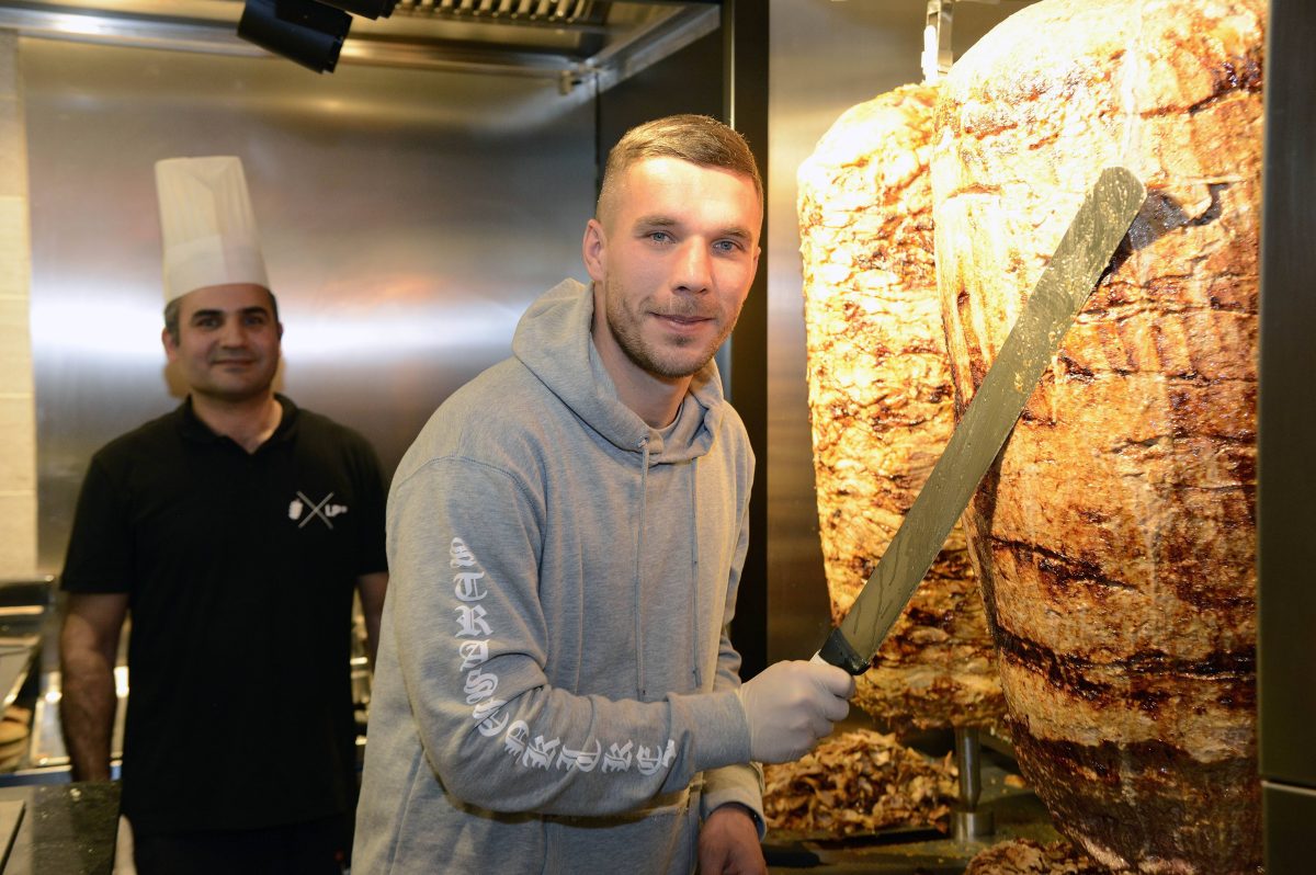 Zu den Döner-Preisen in NRW findet Lukas Podolski klare Worte.