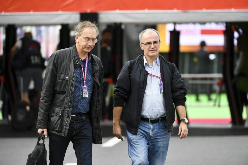 Mark Hughes (l.) äußert einen spannenden Verdacht.