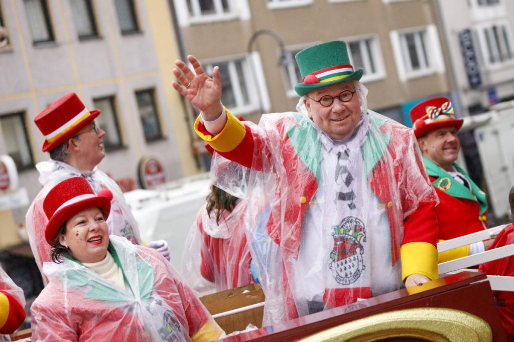 Bernd Stelter mit Gattin Anke Stelter beim Kölner Rosenmontagszug 2020.