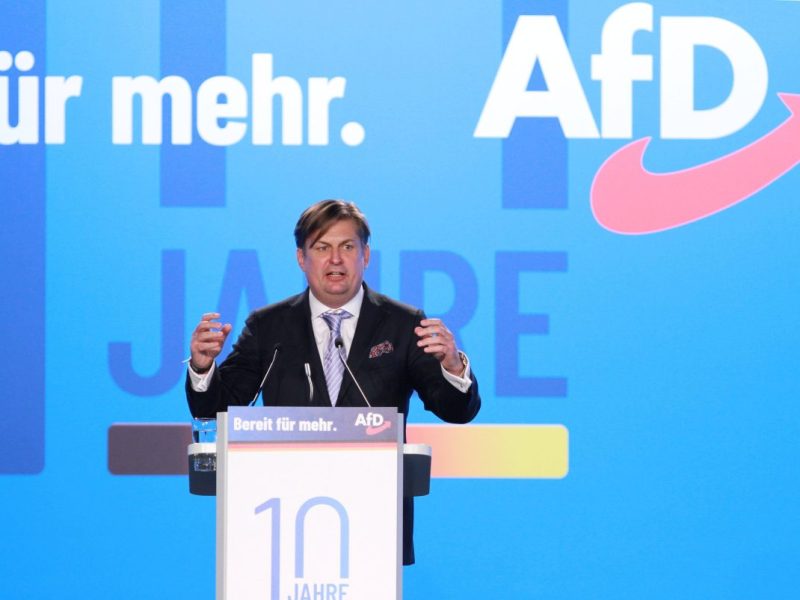 AfD-Spitzenkandidat geht im Netz Grüne Ministerin rassistisch an.