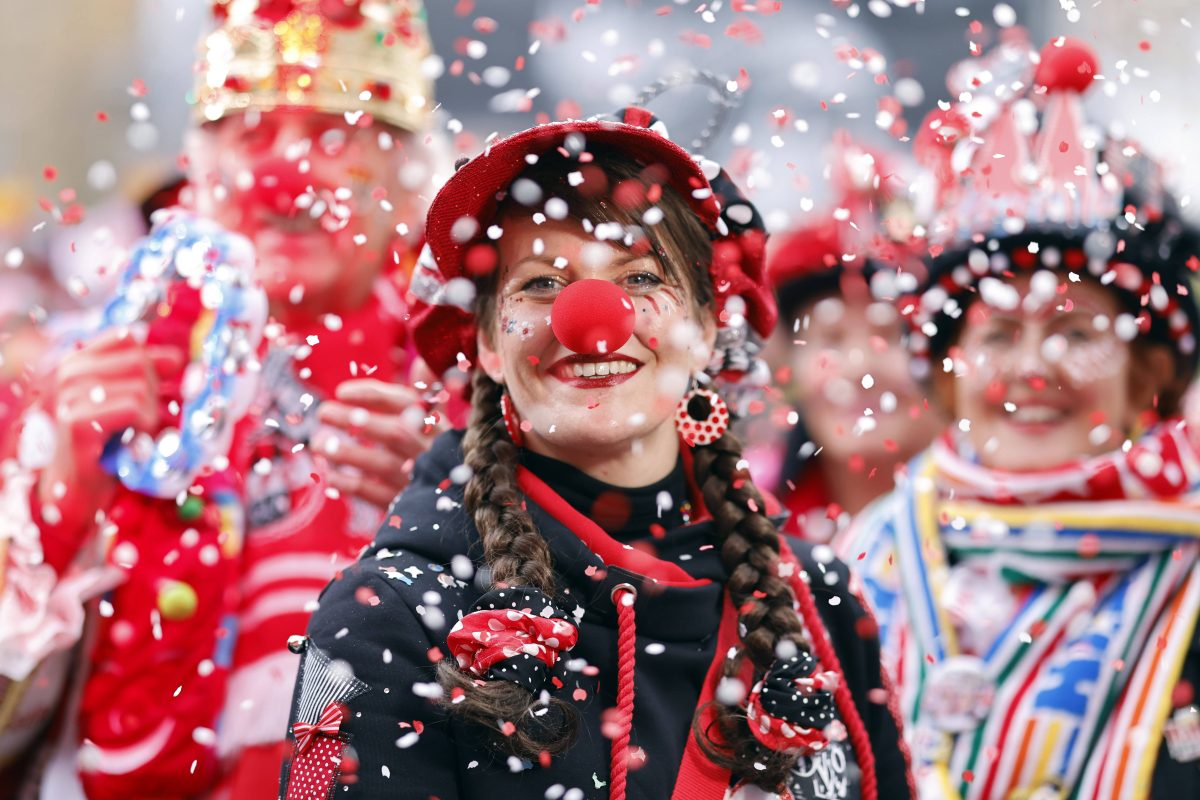 Eine Metzgerei aus Köln bietet für Karneval in NRW eine "Mett-Hotline" an.