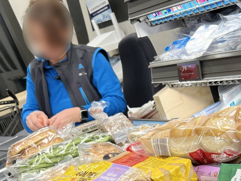 Gehalt bei Aldi. Das gibt es für die Arbeit an der Kasse.