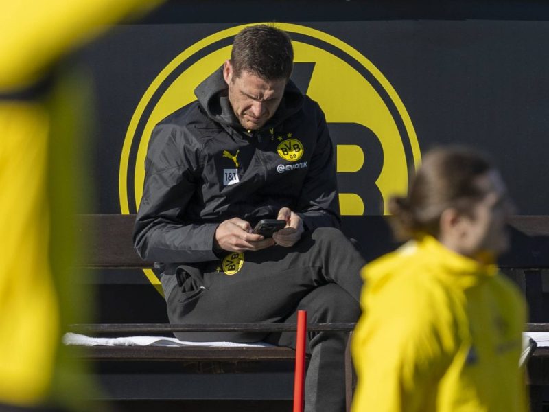 roße Freude bei den Fans von Borussia Dortmund! Die Anhänger von Schwarz-Gelb feiern ihren Sportdirektor wegen eines besonderen Details ab.