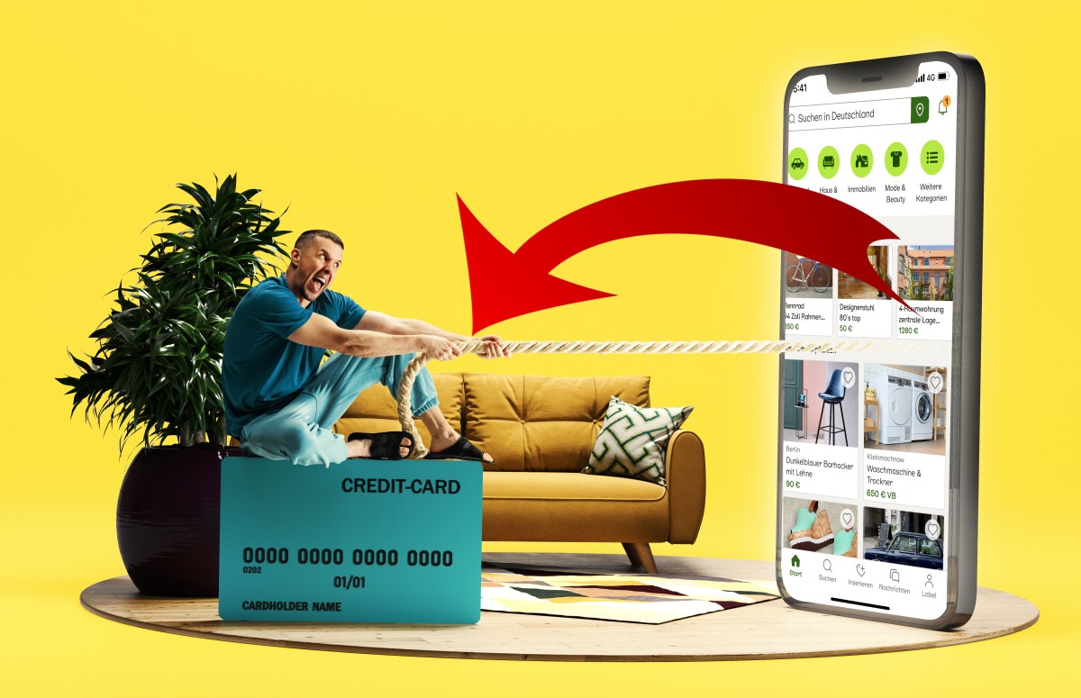Ein Mann sitzt auf einer überdimensionierten Kreditkarte und zieht ein Tau aus einem ebenso übergroßen Smartphone mit dem Screen Kleinanzeigen.