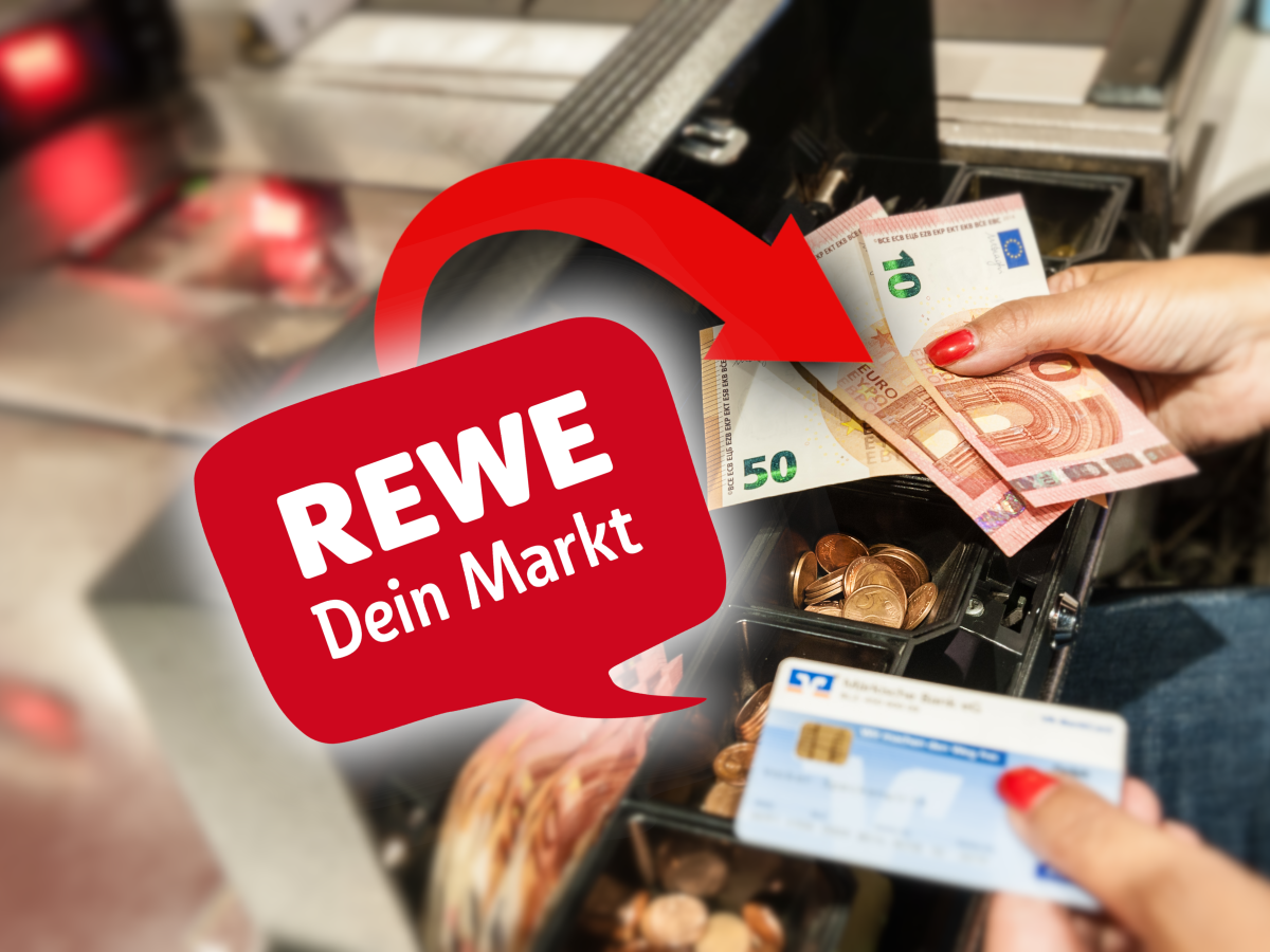 Rewe Logo vor Bezahlvorgang an der Supermarktkasse.