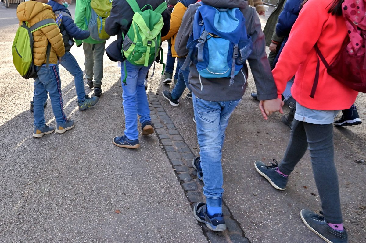 Eine Bürgergeld-Empfängerin erlebt viel Jobcenter-Ärger durch eine geplante Klassenfahrt.