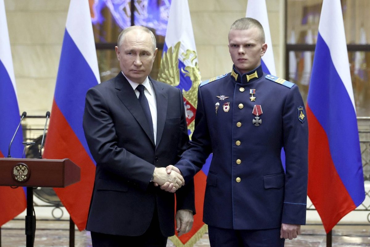 Wladimir Putin und die Armee.