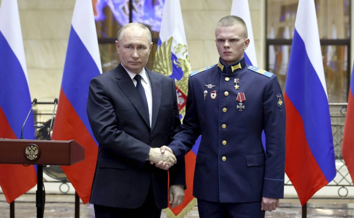 Wladimir Putin und die Armee.