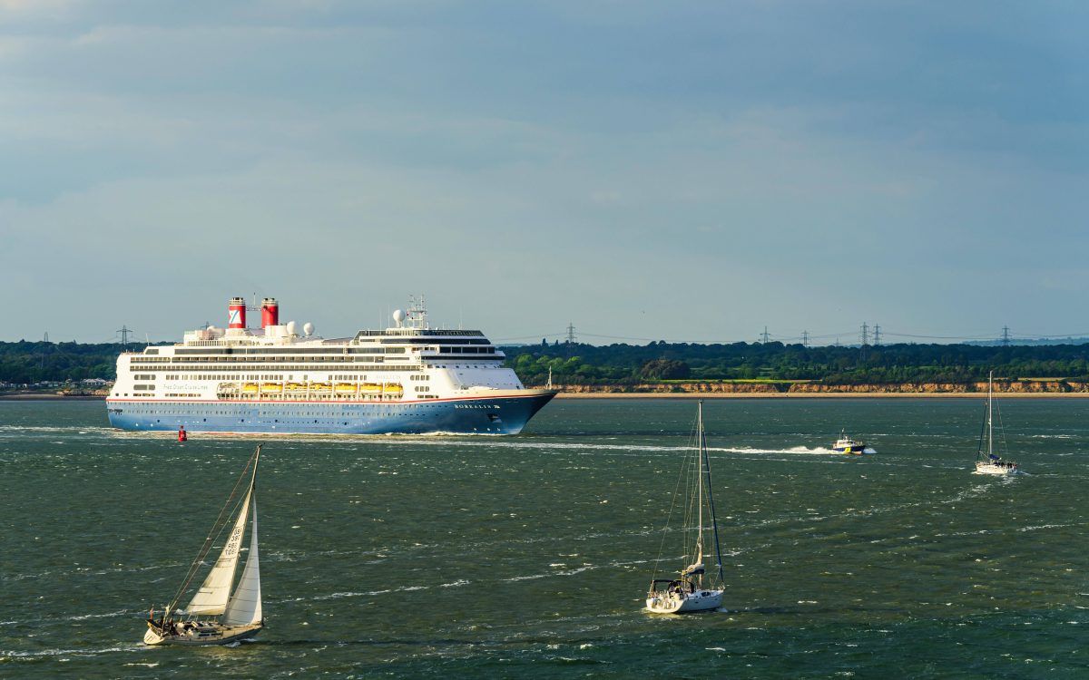 Kreuzfahrt. Plötzlich müssen alle Passagiere von Bord.