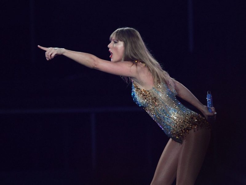 Taylor Swift ist mit ihrer erfolgreichen 'Eras Tour' weltweit unterwegs, könnte man meinen. Doch nun gibt es Aufregung in einigen Ländern...