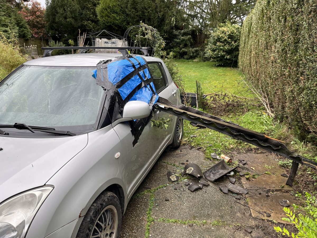 Unwetter in NRW: Metallstange durchbohrt Auto – Frau entgeht Katastrophe um Haaresbreite