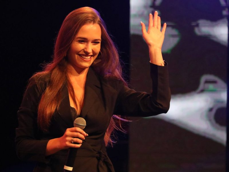 Laura Müller erhält nach ihrem Song-Debüt ein Angebot von einem anderen Star.