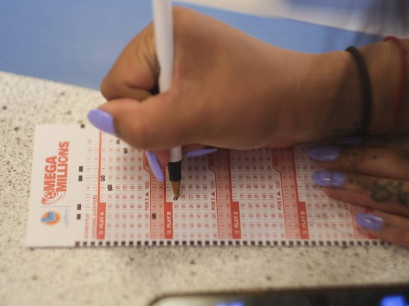 Frau stoppt Zahlung für Lotto-Scheine – nur einen Tag später erhält sie einen unfassbaren Anruf