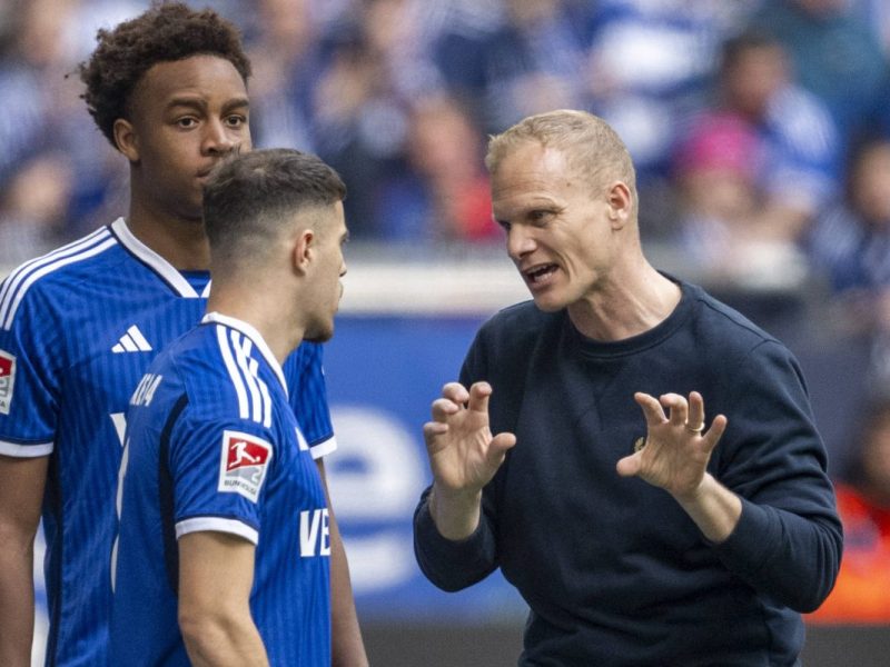 Trainer Karel Geraerts diskutiert mit den Spielern des FC Schalke 04.