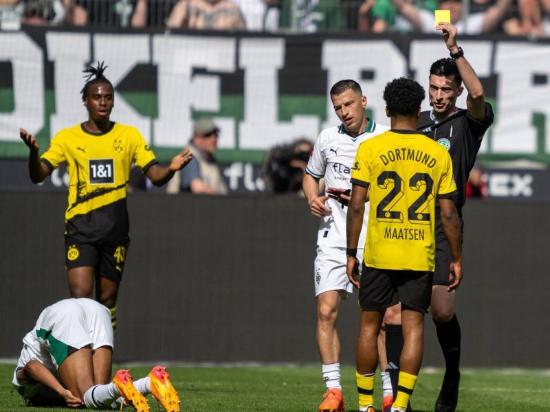 Gladbach – Borussia Dortmund: Ian Maatsen kassiert Gelb.