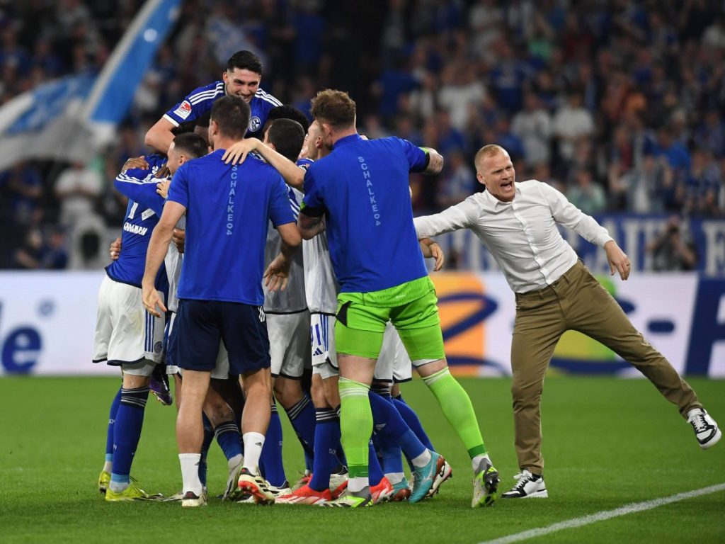 Auch Trainer Karel Geraerts jubelte mit den Spielern – auch das ist ein positives Zeichen.