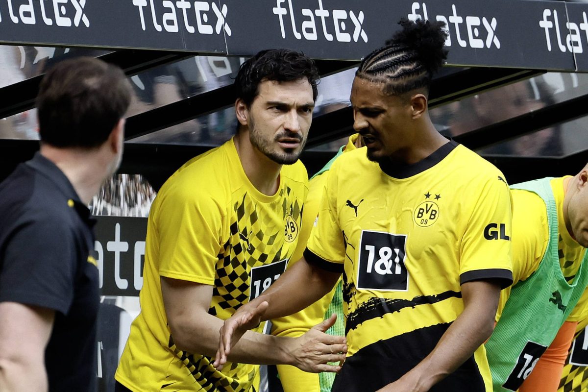 Borussia Dortmund: Mats Hummels klatscht mit Sebastien Haller ab.